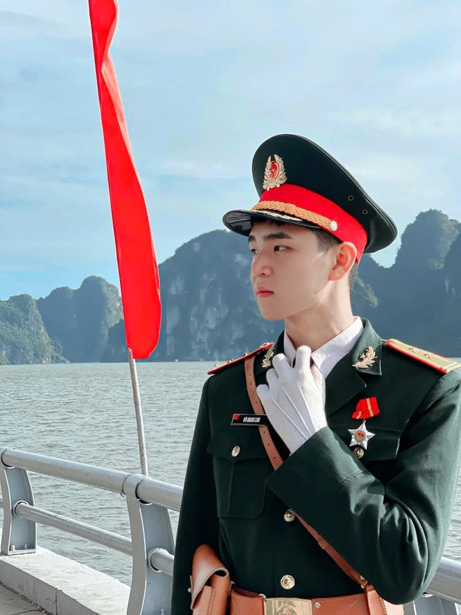 Chân dung chàng chiến sĩ đa nghề gây sốt khắp cõi mạng khi tham dự lễ duyệt binh tại Nga