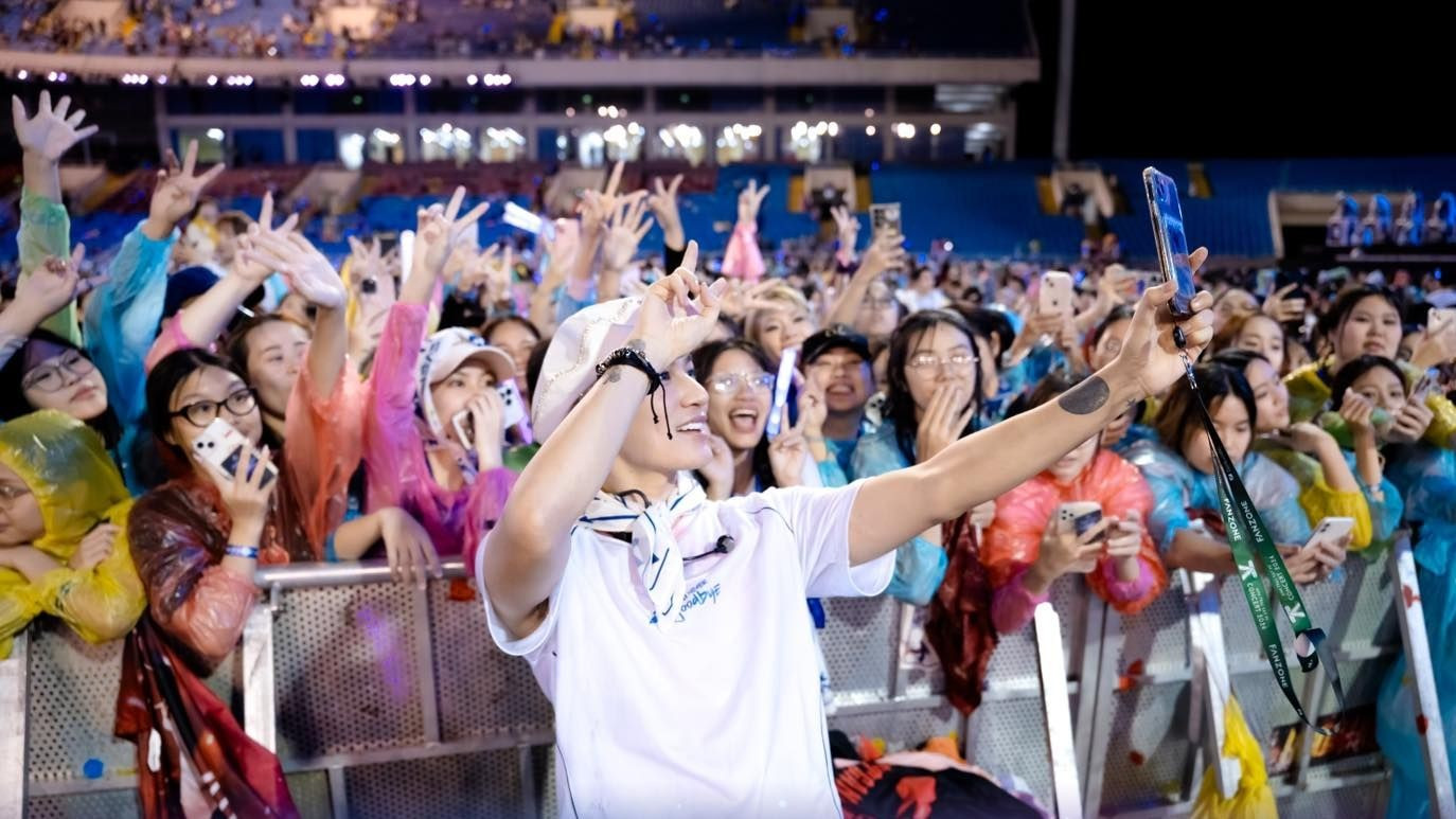 Tranh cãi fan ướt như chuột lột đu Trấn Thành và 30 anh trai dưới mưa ảnh 2