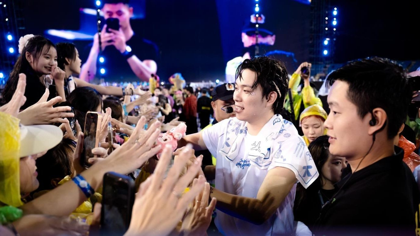 Tranh cãi fan ướt như chuột lột đu Trấn Thành và 30 anh trai dưới mưa ảnh 5