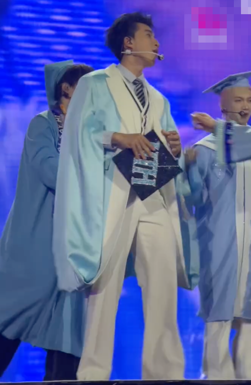 Viral nhất Concert Anh trai say Hi: Hieuthuhai gặp sự cố nhỏ, Anh Tú Atus hành xử thế nào mà gây nức lòng? anh man hinh 2025 05 10 luc 205601