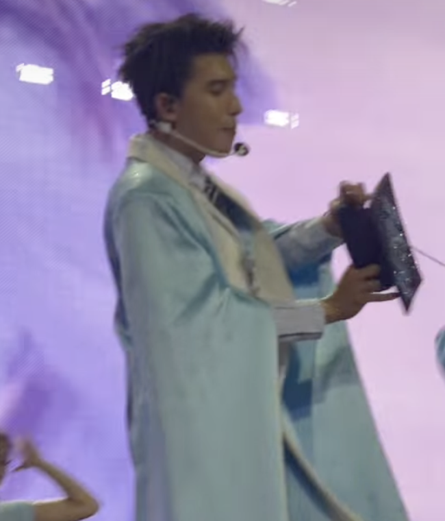 Viral nhất Concert Anh trai say Hi: Hieuthuhai gặp sự cố nhỏ, Anh Tú Atus hành xử thế nào mà gây nức lòng? anh man hinh 2025 05 10 luc 205507