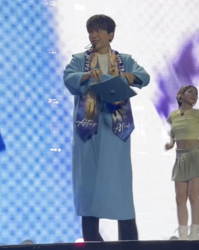 Viral nhất Concert Anh trai say Hi: Hieuthuhai gặp sự cố nhỏ, Anh Tú Atus hành xử thế nào mà gây nức lòng? anh man hinh 2025 05 10 luc 205540