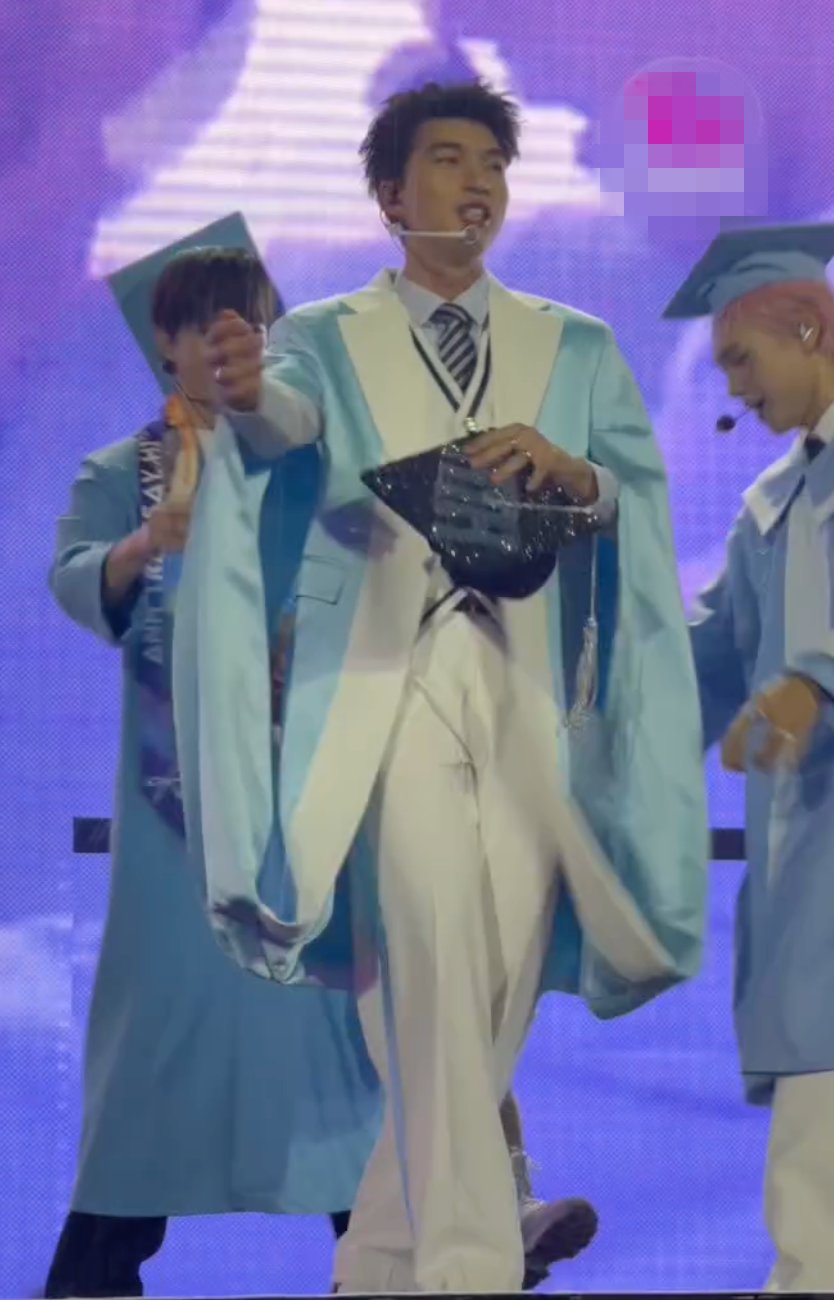 Viral nhất Concert Anh trai say Hi: Hieuthuhai gặp sự cố nhỏ, Anh Tú Atus hành xử thế nào mà gây nức lòng? anh man hinh 2025 05 10 luc 205554