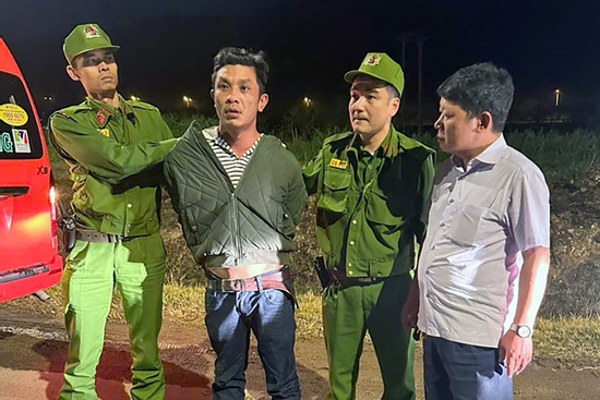 20 phút cảnh sát dùng xe đặc chủng truy bắt kẻ trộm ô tô khách