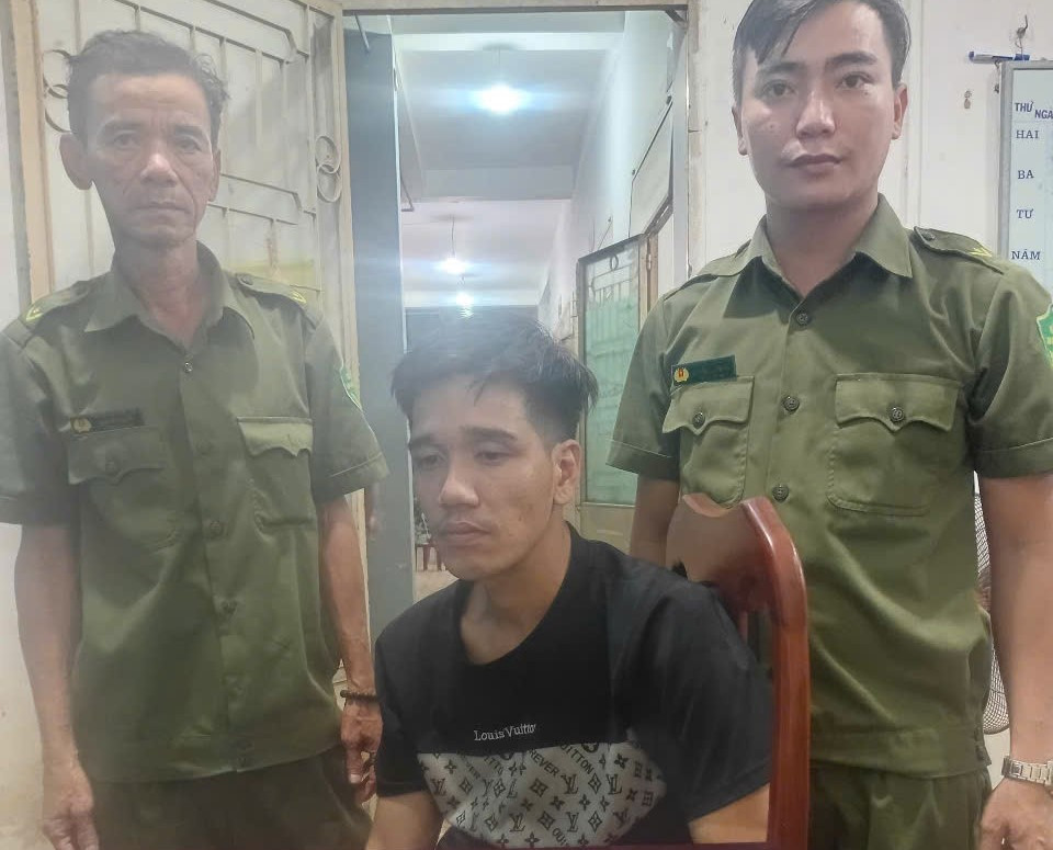 Bắt giữ đối tượng chuyên trộm tài sản của người bệnh - Ảnh 2.