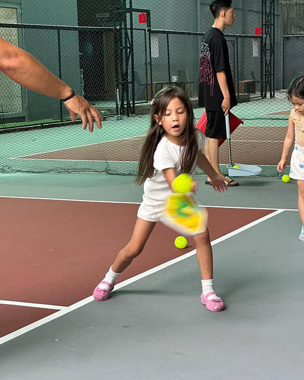 Biểu cảm trái ngược của cặp song sinh nhà Hồ Ngọc Hà khi chơi pickleball Biểu cảm trái ngược của cặp song sinh nhà Hồ Ngọc Hà khi chơi pickleball - Ảnh 2.