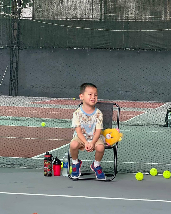 Biểu cảm trái ngược của cặp song sinh nhà Hồ Ngọc Hà khi chơi pickleball - Ảnh 5.