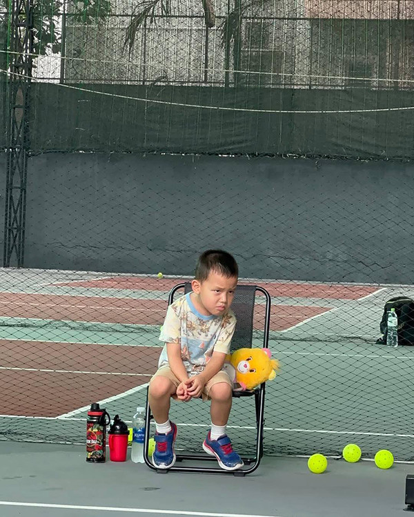 Biểu cảm trái ngược của cặp song sinh nhà Hồ Ngọc Hà khi chơi pickleball Biểu cảm trái ngược của cặp song sinh nhà Hồ Ngọc Hà khi chơi pickleball - Ảnh 3.