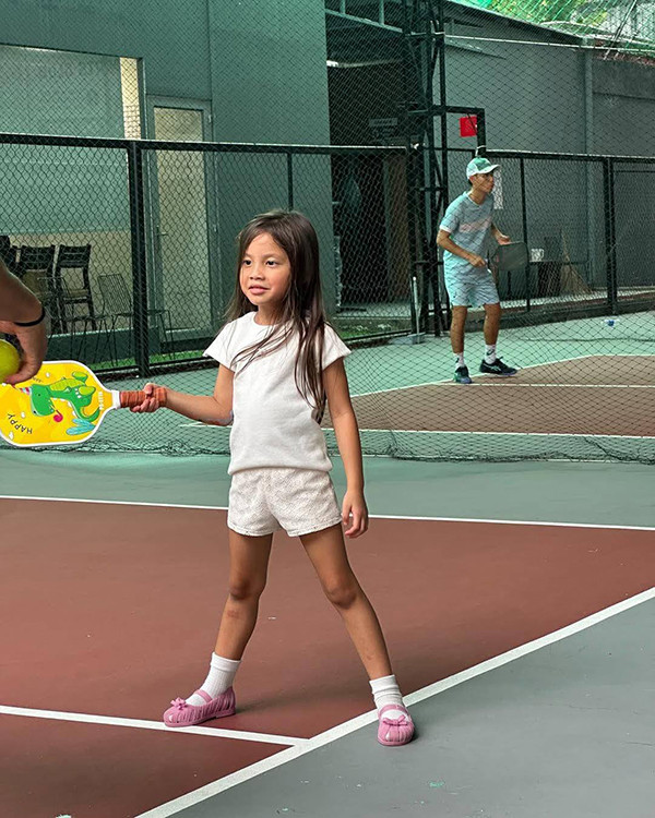 Biểu cảm trái ngược của cặp song sinh nhà Hồ Ngọc Hà khi chơi pickleball Biểu cảm trái ngược của cặp song sinh nhà Hồ Ngọc Hà khi chơi pickleball - Ảnh 4.