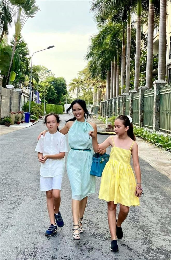 Con trai Hồng Nhung gây lạ lẫm khi cắt phăng mái tóc dài ngang lưng thương hiệu