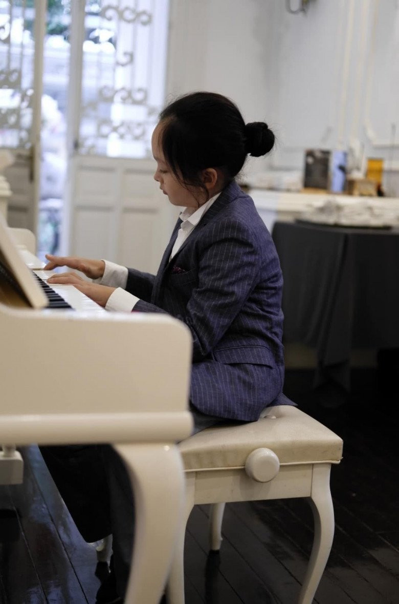 Con trai Hồng Nhung gây lạ lẫm khi cắt phăng mái tóc dài ngang lưng thương hiệu