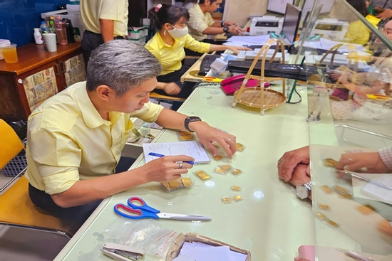 Giá vàng hôm nay 12-5: Vừa mở cửa, lại giảm nhanh