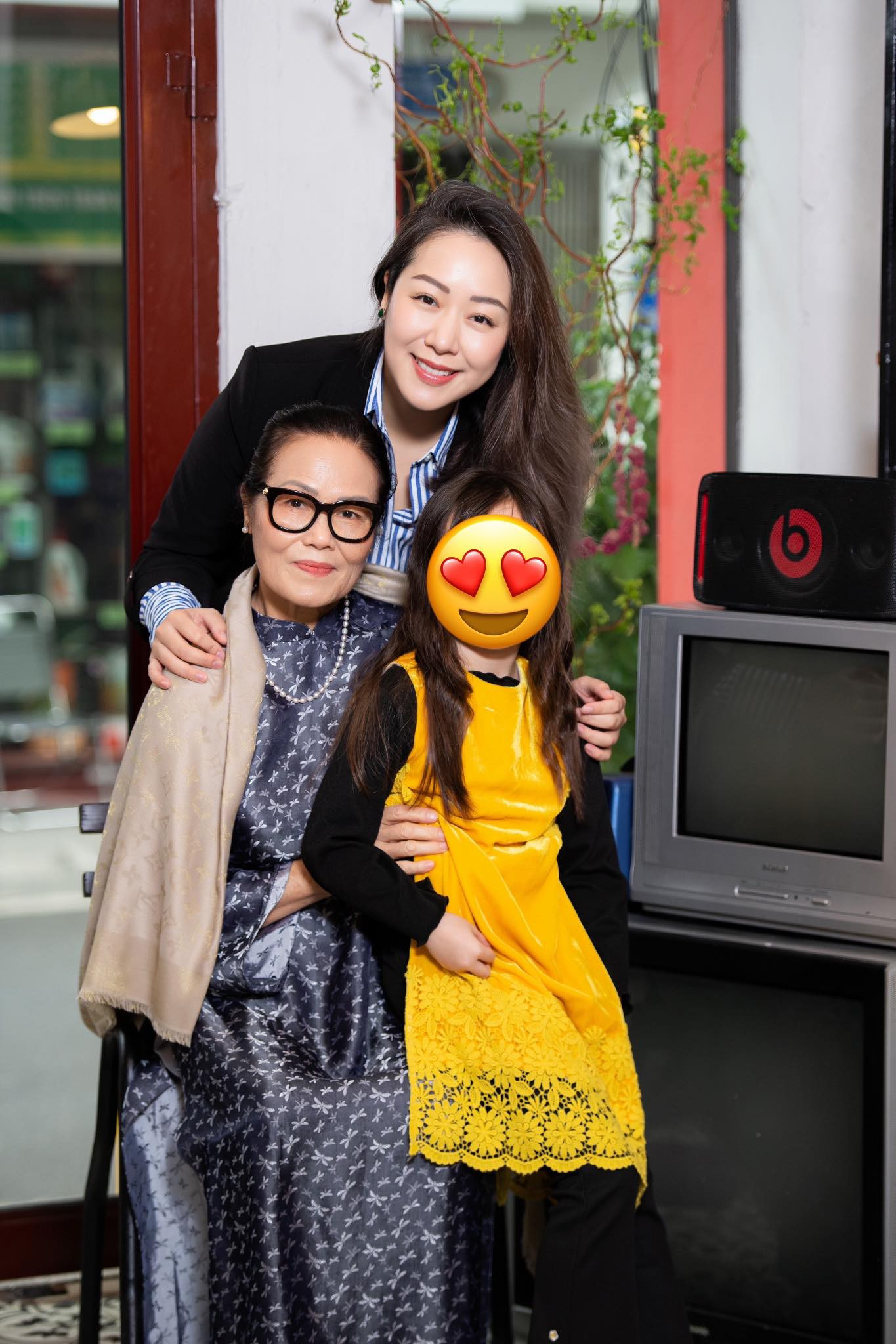 Hình ảnh hiếm hoi của mẹ ruột Hoa hậu Ngô Phương Lan: Giữ thần thái sang trọng, da dáng đẹp ở tuổi hưu- Ảnh 2.