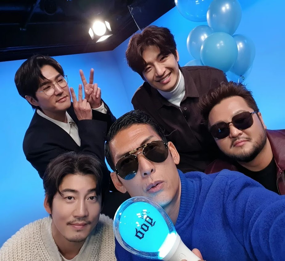 Idol Kpop lớn tuổi nhất lộ diện: Ra mắt lúc người khác 'về hưu', hiện ở độ tuổi có thể... lên chức ông! screenshot 5