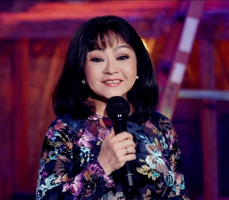 long nhat gay xon xao khi roi ghe giam khao 2 cuoc thi bolero hinh anh 2