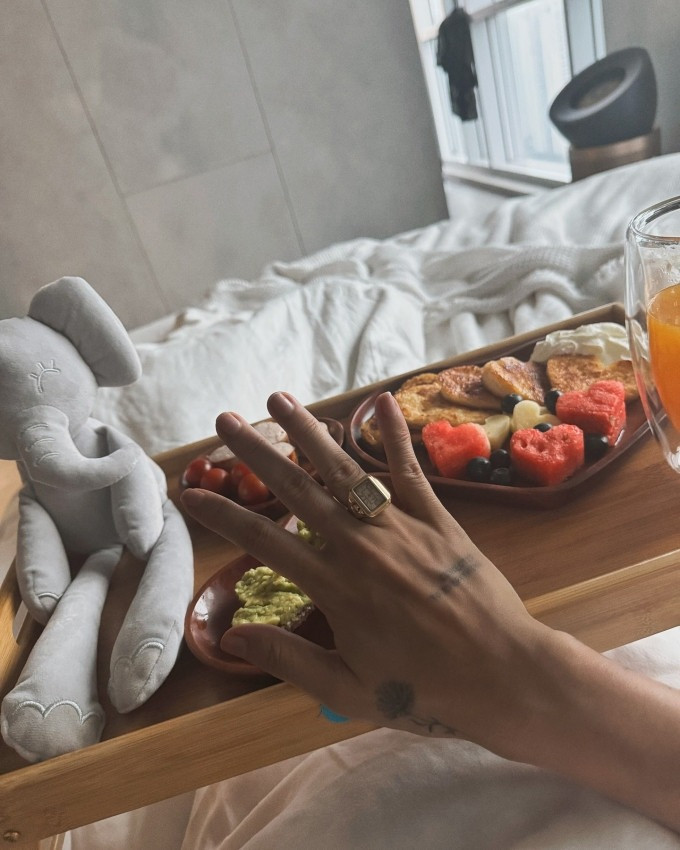 Ngô Thanh Vân được chồng trẻ chăm tận răng khi bầu bí