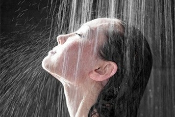 Nguy cơ đột quỵ, đột tử từ sai lầm khi tắm trong ngày nắng nóng