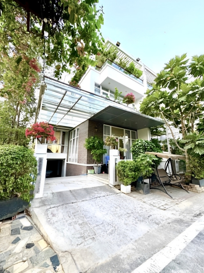 Nữ NSND là Phó chủ tịch Hội sân khấu, sở hữu biệt thự mặt tiền 3 tầng ở Quận 7, 54 tuổi đẹp như mới 30 trinh kim chi he lo toan canh ngoi nha dang song cung chong dai gia khu vuon nhieu trai cay to bu 59n 1714042695 990 width780height1042