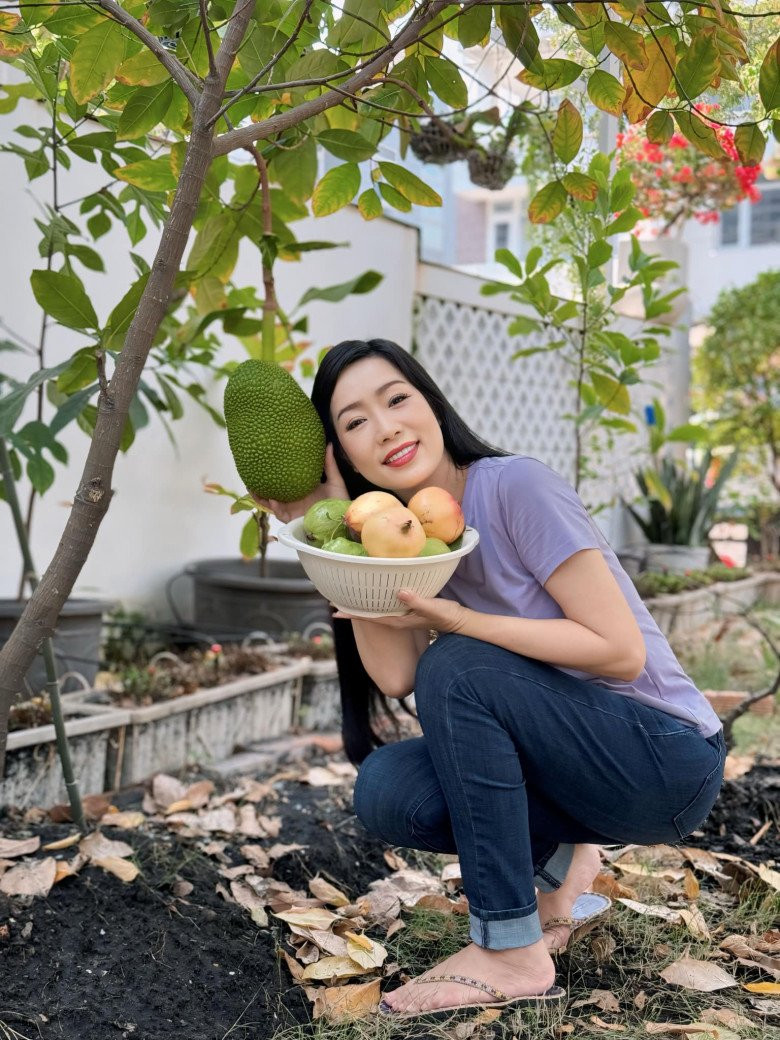 Nữ NSND là Phó chủ tịch Hội sân khấu, sở hữu biệt thự mặt tiền 3 tầng ở Quận 7, 54 tuổi đẹp như mới 30 trinh kim chi he lo toan canh ngoi nha dang song cung chong dai gia khu vuon nhieu trai cay to bu 18n 1714042698 877 width780height1040