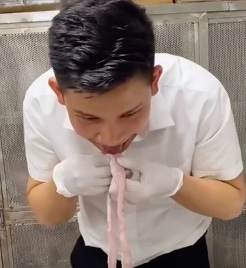 Sốc nhìn cảnh Thế Lòng Se Điếu nếm thử lòng sống rùng mình vì quá mất vệ sinh