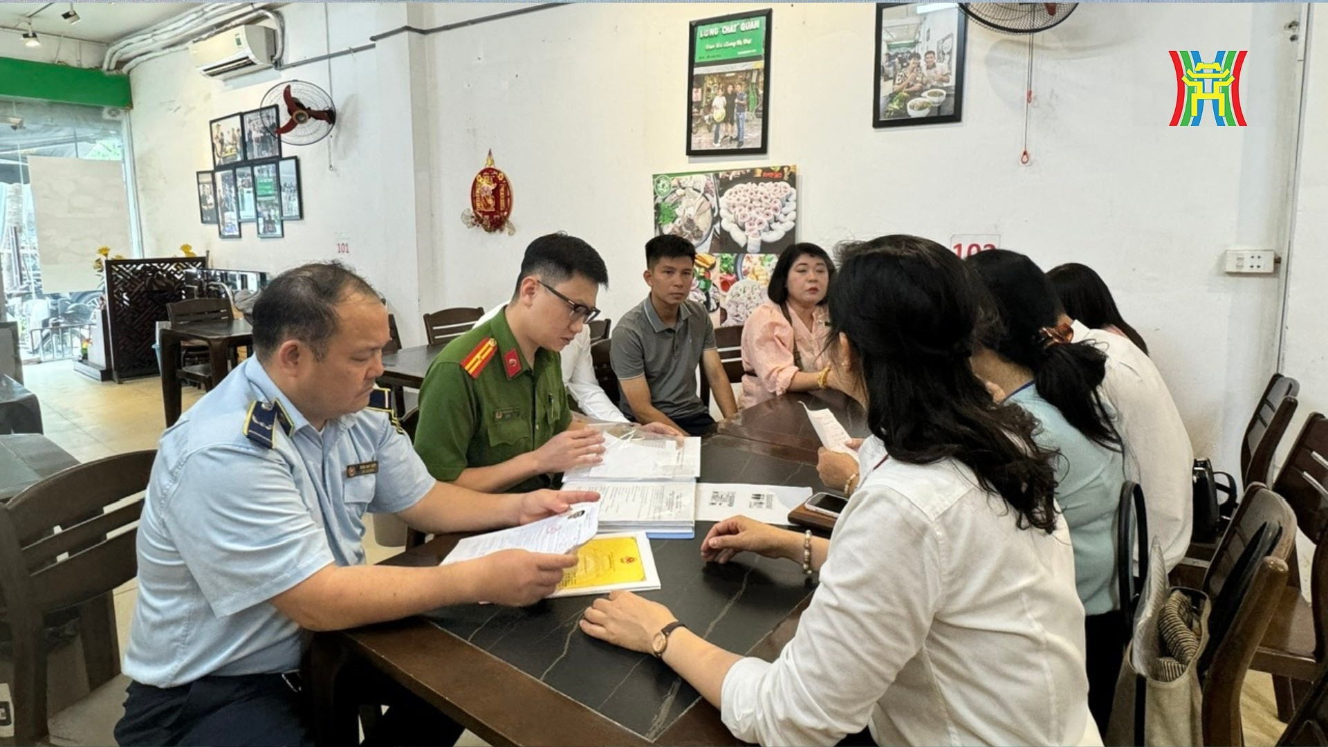 Sốc nhìn cảnh Thế Lòng Se Điếu nếm thử lòng sống rùng mình vì quá mất vệ sinh