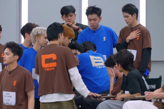 Thí sinh Tân binh toàn năng khóc nức nở khi chia tay đồng đội sau vòng loại đầu tiên