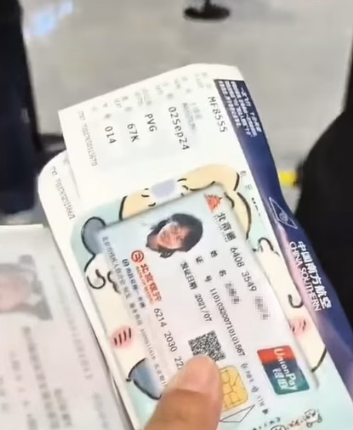 Trang điểm quá kỹ khiến máy quét mặt không nhận ra, cô gái phải tẩy trang ở sân bay ảnh 1