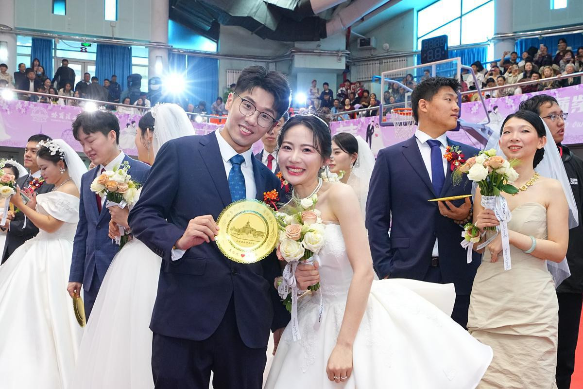 116 cặp đôi nghiên cứu sinh cùng làm đám cưới, được tặng nhẫn kim cương, đĩa vàng damcuoi3.jpeg