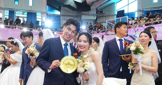 116 cặp đôi nghiên cứu sinh cùng làm đám cưới, được tặng nhẫn kim cương, đĩa vàng