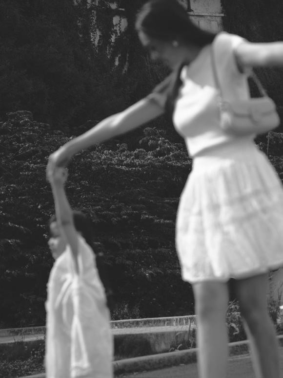 Á hậu Vbiz lấy chồng năm 20 tuổi khoe con gái nay đã phổng phao 1 điều quyết giấu kín