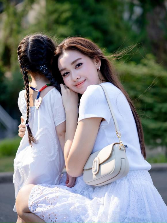 Á hậu Vbiz lấy chồng năm 20 tuổi khoe con gái nay đã phổng phao 1 điều quyết giấu kín