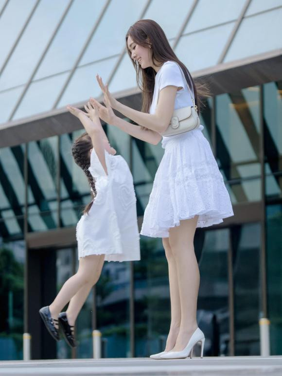 Á hậu Vbiz lấy chồng năm 20 tuổi khoe con gái nay đã phổng phao 1 điều quyết giấu kín