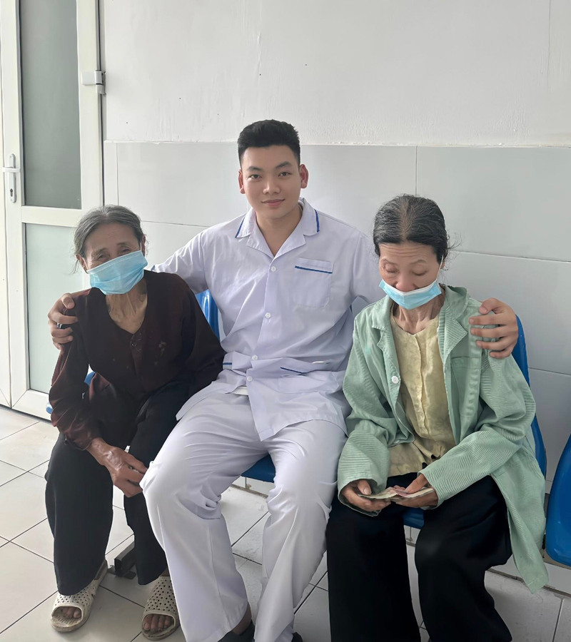 Chị gái U80 đưa em gái 69 tuổi vào bệnh viện ở Hà Nội, nói câu đầy xót xa anh trong bài 2.jpg