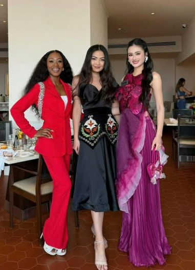 Chiếc váy giúp Ý Nhi 'chặt đẹp' dàn mỹ nhân Miss World hóa ra 'đụng hàng' 1 phú bà Vbiz Chiếc váy giúp Ý Nhi chặt đẹp dàn mỹ nhân Miss World hóa ra đụng hàng 1 phú bà Vbiz