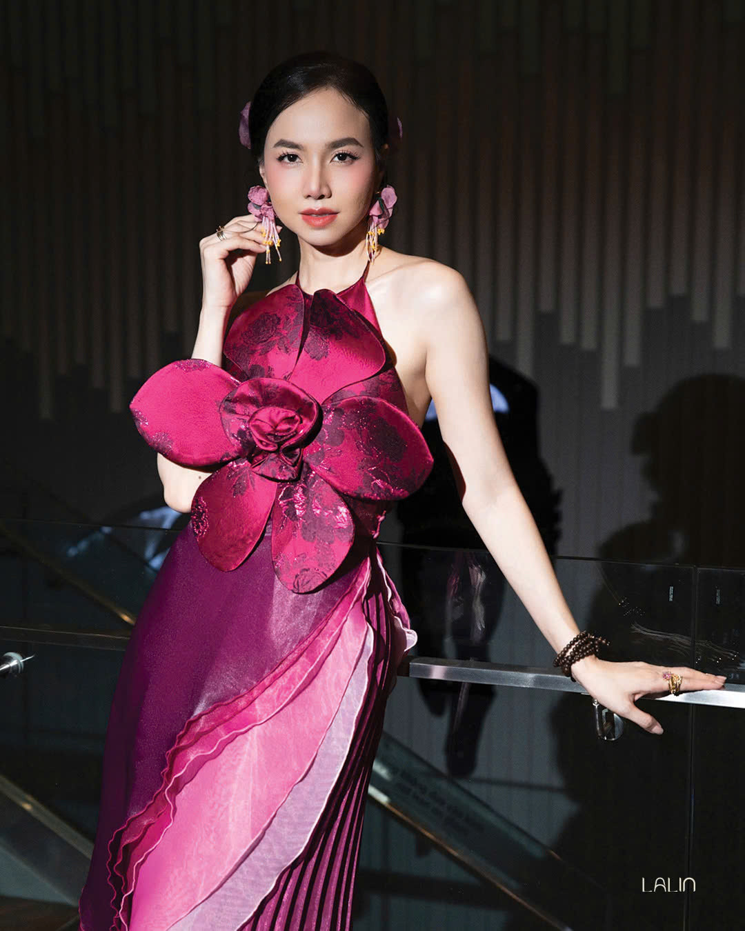 Chiếc váy giúp Ý Nhi 'chặt đẹp' dàn mỹ nhân Miss World hóa ra 'đụng hàng' 1 phú bà Vbiz Chiếc váy giúp Ý Nhi chặt đẹp dàn mỹ nhân Miss World hóa ra đụng hàng 1 phú bà Vbiz
