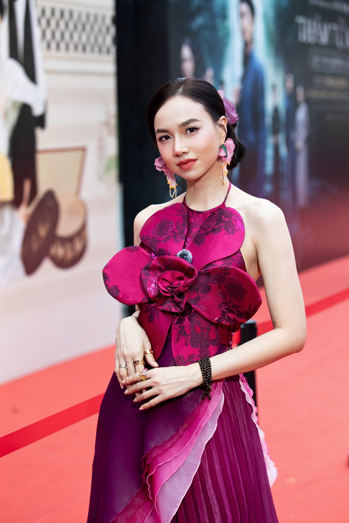 Chiếc váy giúp Ý Nhi 'chặt đẹp' dàn mỹ nhân Miss World hóa ra 'đụng hàng' 1 phú bà Vbiz Chiếc váy giúp Ý Nhi chặt đẹp dàn mỹ nhân Miss World hóa ra đụng hàng 1 phú bà Vbiz