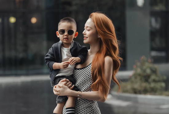 Con trai 2 tuổi của Minh Hằng bụ bẫm, diện đồ ra dáng 'thiếu gia nhí'