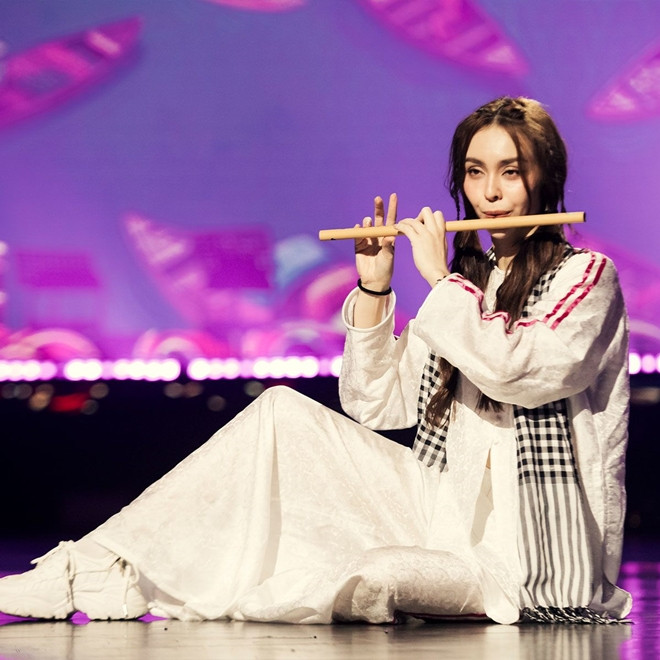 Cùng chơi nhạc cụ 1 chị đẹp đập tan nghi ngờ mua giải