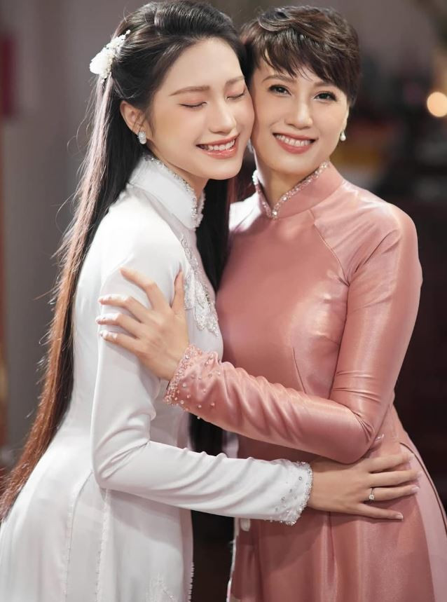 Doãn Hải My khoe ảnh hot về mẹ ruột nhan sắc U50 đẹp lấn lướt cả con gái