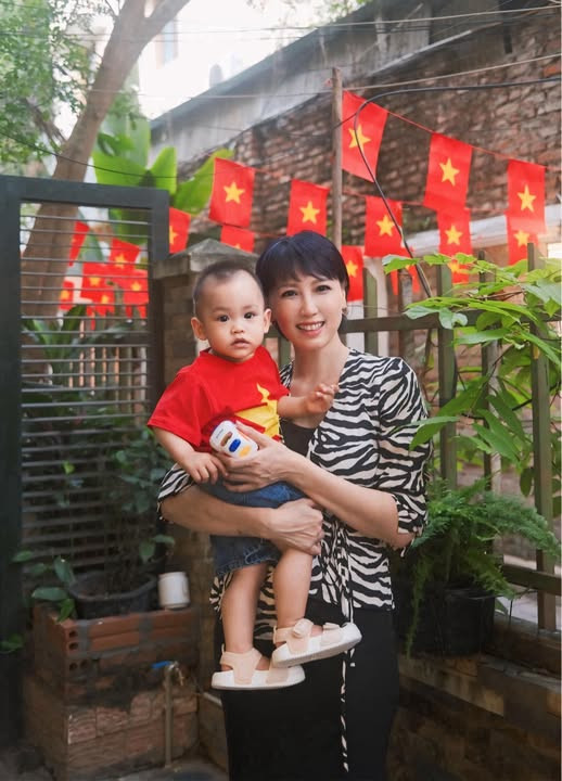 Doãn Hải My khoe ảnh hot về mẹ ruột nhan sắc U50 đẹp lấn lướt cả con gái