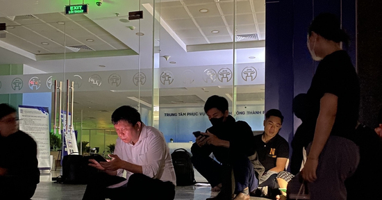 Hà Nội ra thông báo bất ngờ sau vụ xếp hàng từ mờ sáng làm thủ tục đất đai