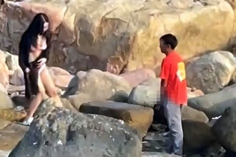 Người đàn ông có hành vi biến thái trước mặt cô gái trẻ ở bờ biển Nha Trang gây phẫn nộ