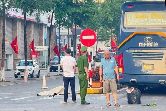 Người đi xe máy bị xe khách tông tử vong khi qua ngã tư ở Thái Bình