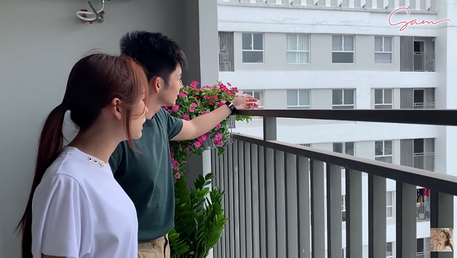 Sam gây tranh cãi khi liên tục đăng ảnh che mặt ông xã, vợ chồng cô hiện sống trong căn hộ thế nào?- Ảnh 12.