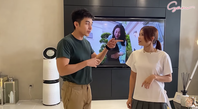 Sam gây tranh cãi khi liên tục đăng ảnh che mặt ông xã, vợ chồng cô hiện sống trong căn hộ thế nào?- Ảnh 10.