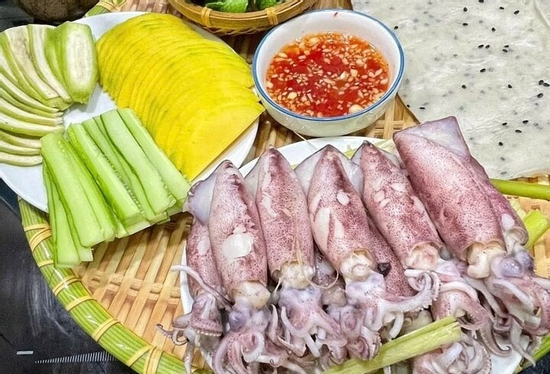 Vì sao món mực hấp cuốn rau muống bánh tráng gây sốt mạng?