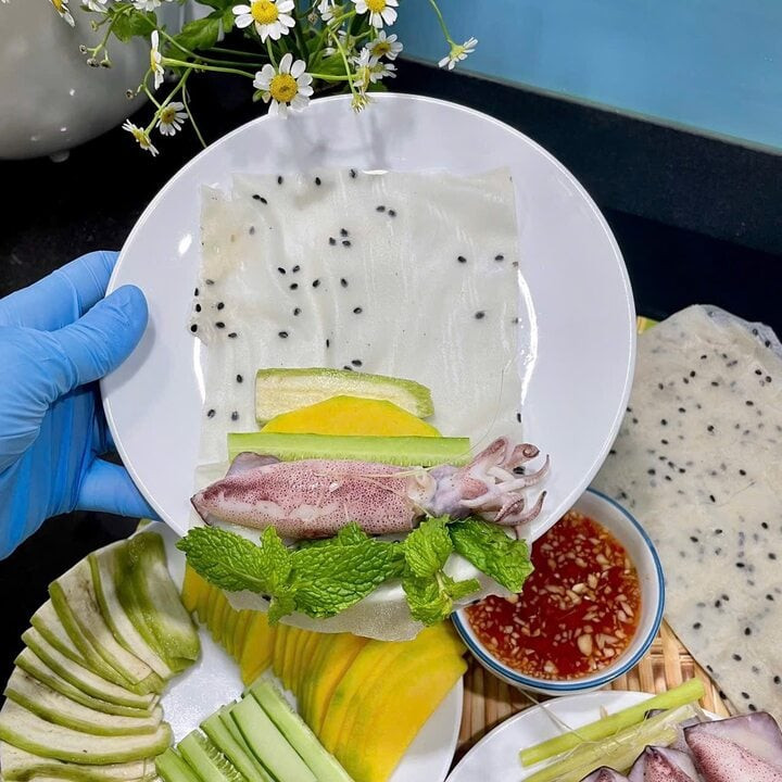 Vì sao món mực hấp cuốn rau muống bánh tráng gây sốt mạng? Sự thay thế này vẫn giữ được hương vị đặc trưng của món ăn. (Ảnh: Hùng Phạm Văn)