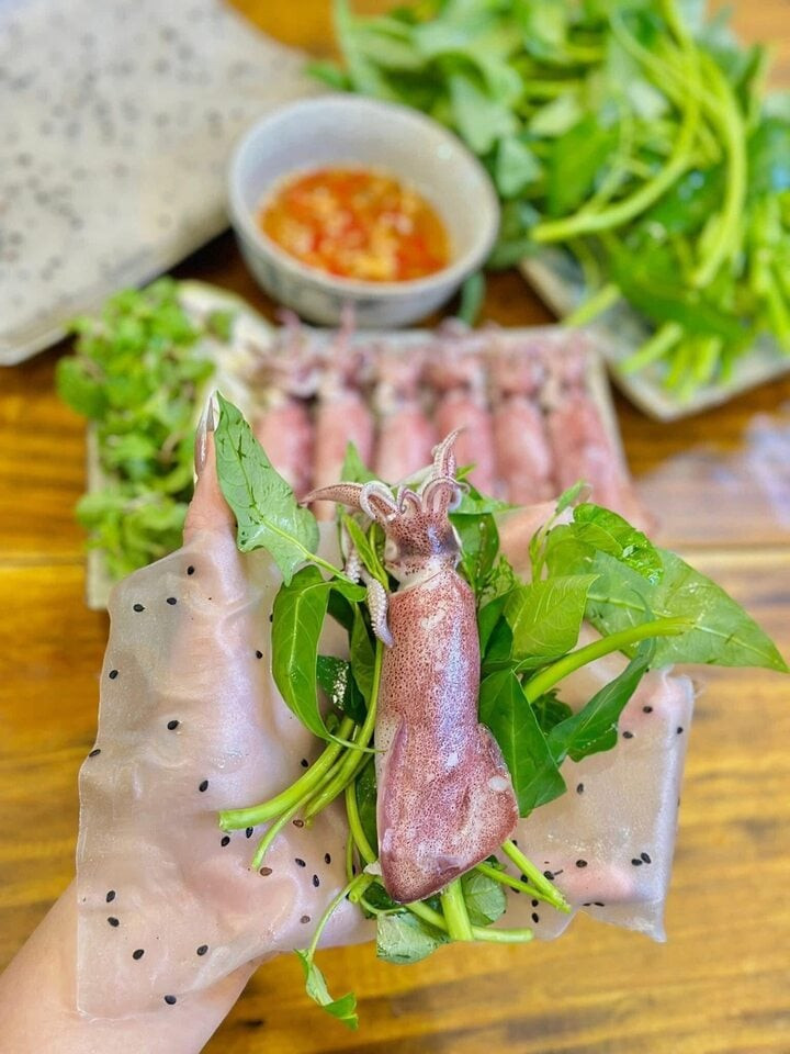 Vì sao món mực hấp cuốn rau muống bánh tráng gây sốt mạng? Món mực hấp cuốn rau muống bánh tráng được nhiều người ưa chuộng trong mùa hè nóng bức vì rất thanh mát và dễ ăn.