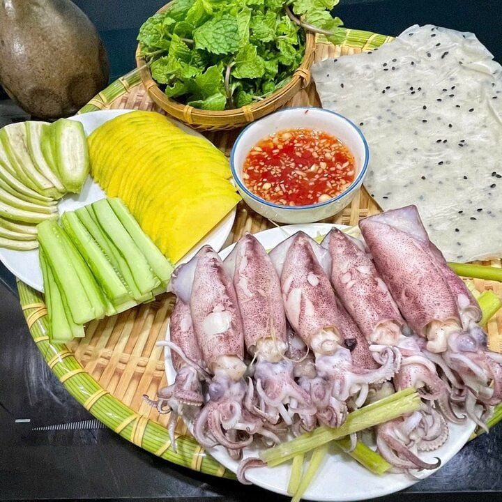 Vì sao món mực hấp cuốn rau muống bánh tráng gây sốt mạng? Thay thế rau muống sống bằng chuối xanh. (Ảnh: Hùng Phạm Văn)