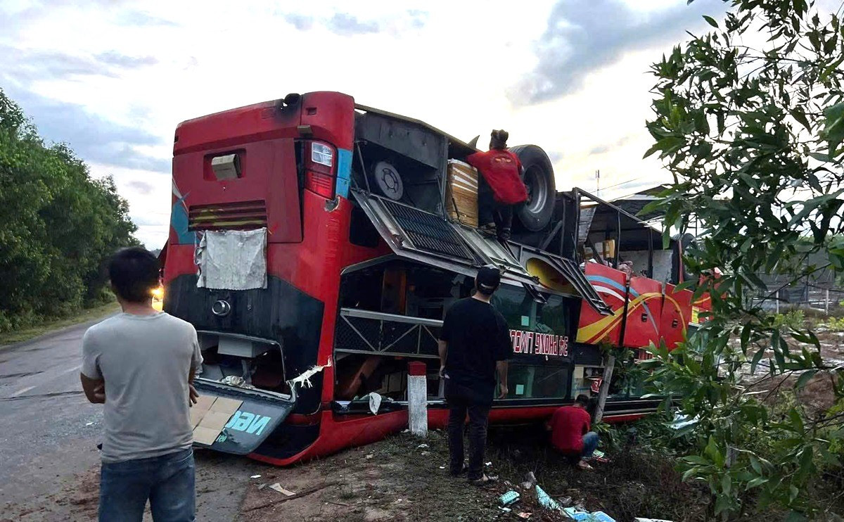 Xe giường nằm chở 10 khách lật ngửa bên đường lúc rạng sáng..jpg